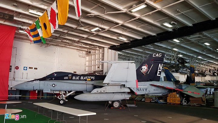 Bên dưới mặt boong là nhà chứa máy bay, khu vực này chiếm phần lớn diện tích theo chiều dọc của tàu.