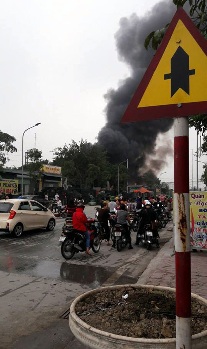 Người dân địa phương cho biết, họ phát hiện khói lửa nghi ngút bốc lên từ xưởng làm giày và lan rất nhanh sang các căn nhà lân cận nên liền báo cơ quan chức năng.