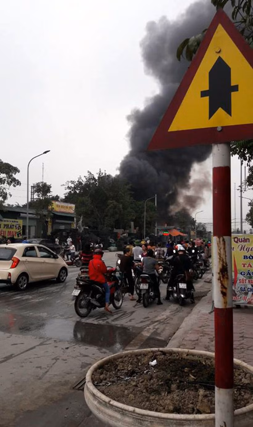 Người dân địa phương cho biết, họ phát hiện khói lửa nghi ngút bốc lên từ xưởng làm giày và lan rất nhanh sang các căn nhà lân cận nên liền báo cơ quan chức năng.