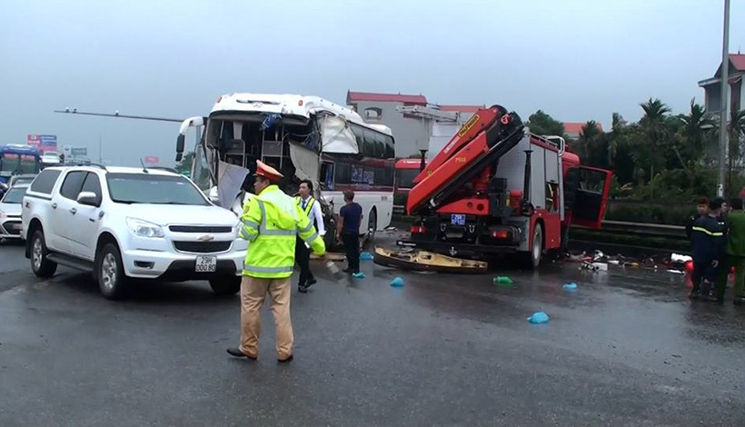 Trước đó, chỉ huy Đội CSGT số 7 (Phòng 10, Cục CSGT) cho biết: Ngay sau khi xảy ra tai nạn đơn vị khẩn trương đến hiện trường để xử lý, điều tiết giao thông.