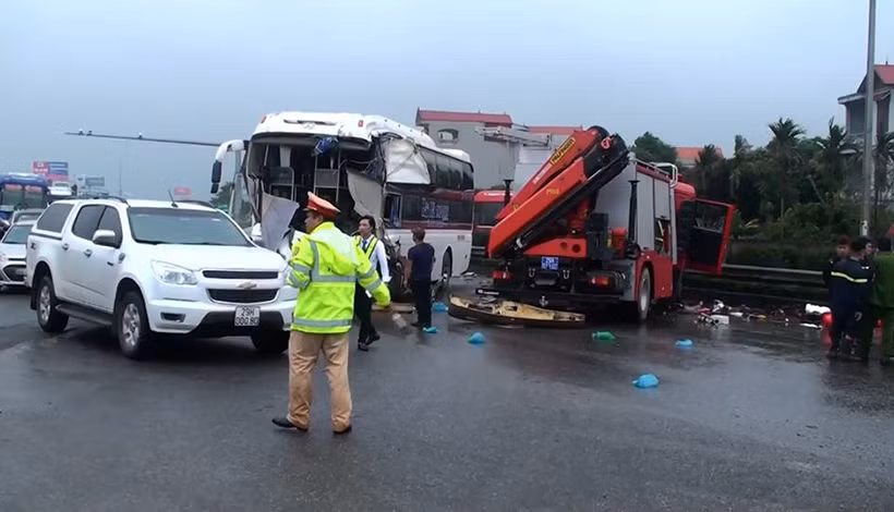 Trước đó, chỉ huy Đội CSGT số 7 (Phòng 10, Cục CSGT) cho biết: Ngay sau khi xảy ra tai nạn đơn vị khẩn trương đến hiện trường để xử lý, điều tiết giao thông.