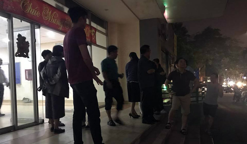 Người dân tỏ ra hoảng hốt khi biết tin có cháy xảy ra tại khu vực sinh sống.