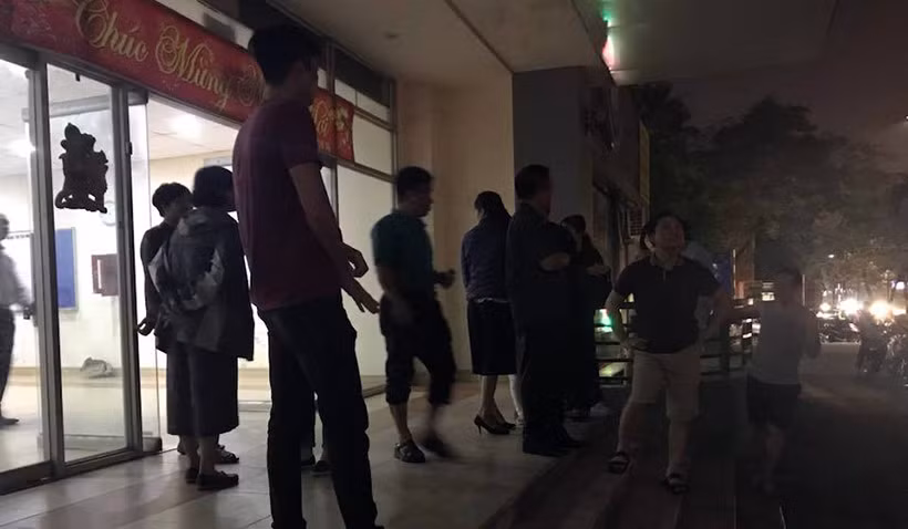 Người dân tỏ ra hoảng hốt khi biết tin có cháy xảy ra tại khu vực sinh sống.