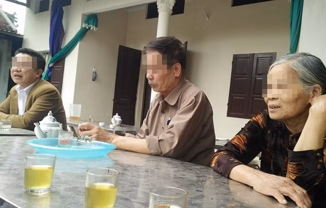 Ông ngoại của H. (ngồi giữa) buồn bã kể lại vụ việc.