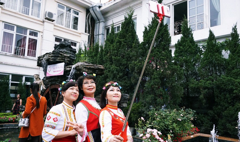 Các chị em đua nhau "tự sướng" với hoa hồng.