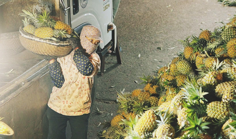 “Cứ lúc nào có việc là chị lại tranh thủ đi làm chứ có thời gian đâu mà nghĩ đến hoa, quà. Hơn nữa chồng chị chạy xe ôm cả ngày, hai vợ chồng lo kiếm tiền nuôi con, thấy con vui vẻ hạnh phúc là vui lắm rồi”, một người phụ nữ chia sẻ với PV Kiến Thức.