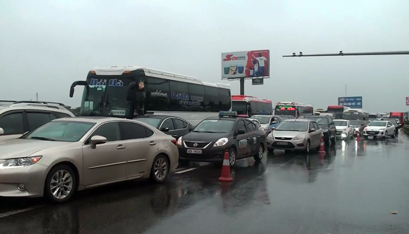 Các phương tiện tham gia giao thông phải di chuyển từ từ. Nguyên nhân xảy ra tai nạn đang được làm rõ.