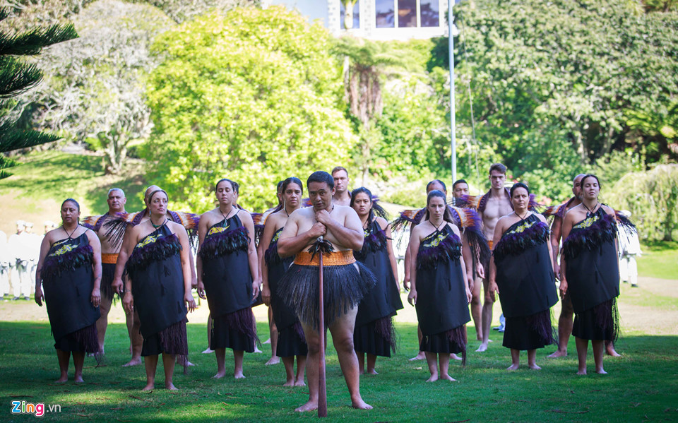 Lễ đón có sự tham gia của những người Maori, cư dân bản địa tại New Zealand. Họ biểu diễn điệu múa truyền thống chào mừng khách quý. Trước đó, Thủ tướng Nguyễn Xuân Phúc đã được chào đón bằng nghi thức "hongi" (chạm mũi) của người Maori. Ảnh: Thanh Tuấn.