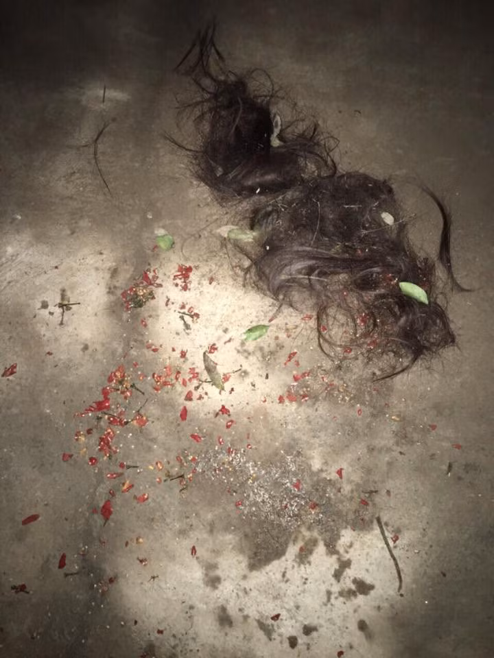 Tóc và ớt vẫn còn vương vãi ở hiện trường vụ đánh ghen.