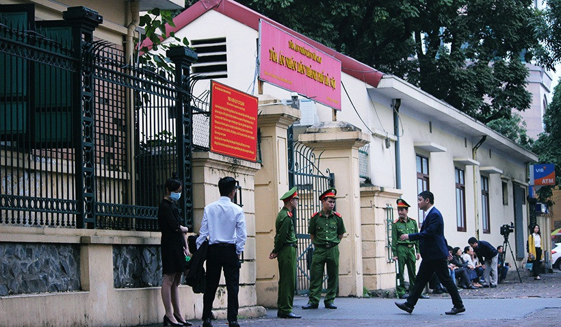 Trước khu vực cổng chính ra vào TAND TP Hà Nội được thắt chặt, lực lượng công an được tăng cường để đảm bảo an ninh.
