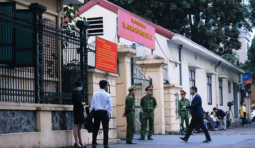 Trước khu vực cổng chính ra vào TAND TP Hà Nội được thắt chặt, lực lượng công an được tăng cường để đảm bảo an ninh.