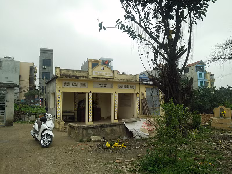 Chủ tịch UBND xã Thanh Liệt cho hay, hiện còn 20 hộ, 30 mộ có tiểu và 22 mộ chờ vẫn chưa di chuyển được, các gia đình đề nghị được di chuyển hết trong năm 2018