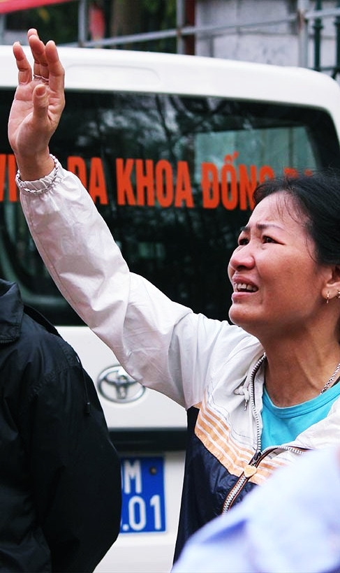 Nhiều người mẹ có con lên đường nhập ngũ tại quận Đống Đa (Hà Nội) sáng nay không khỏi xúc động, vừa vui mừng, vừa lo.