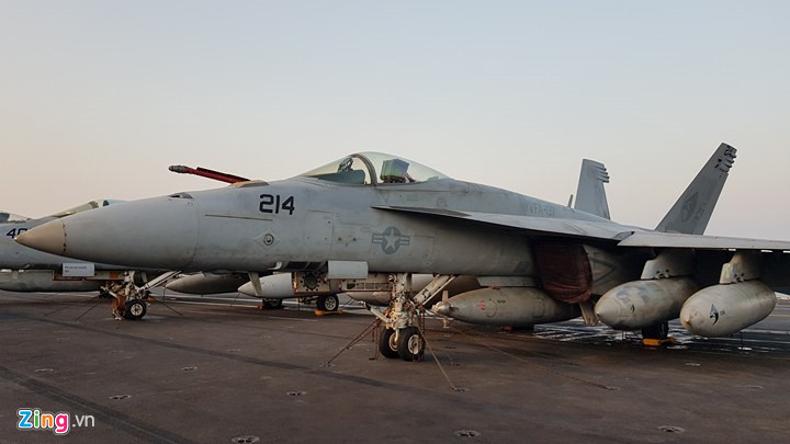 Phần boong chính của tàu USS Carl Vinson hoạt động như một sân bay, gồm đường băng để cất và hạ cánh.