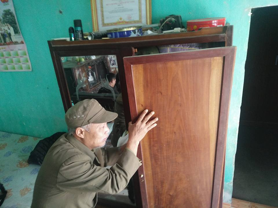 Theo ông Tiếp, khoản tiền 20 triệu đồng của hai vợ chồng ông để trong tủ gỗ đã bị nhóm đối tượng lấy đi sau khi đập phá bàn thờ, đánh, chém hai con trai ông.