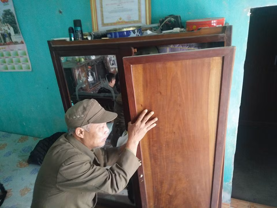 Theo ông Tiếp, khoản tiền 20 triệu đồng của hai vợ chồng ông để trong tủ gỗ đã bị nhóm đối tượng lấy đi sau khi đập phá bàn thờ, đánh, chém hai con trai ông.