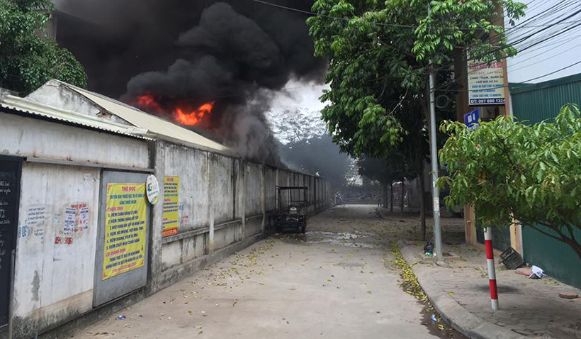 Nhân chứng cho hay, thời điểm trên, khói lửa bỗng nhiên bùng phát bên trong khu vực chợ Quang rồi nhanh chóng bốc lên dữ dội.