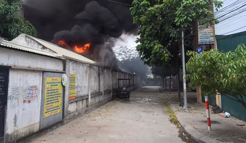 Nhân chứng cho hay, thời điểm trên, khói lửa bỗng nhiên bùng phát bên trong khu vực chợ Quang rồi nhanh chóng bốc lên dữ dội.