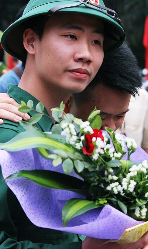 Người thân bịn rịn tiễn con cái, bạn bè, người yêu... lên đường nhập ngũ.