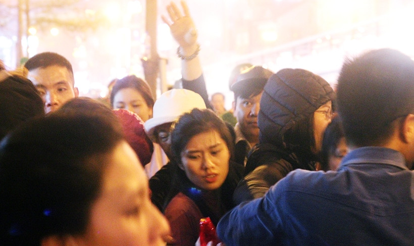 Lực lượng chức năng làm nhiệm vụ tại khu vực cũng nhắc nhở người dân giữ trật tự, xếp hàng để lần lượt nhận phần lộc của mình nhưng không ăn thua.