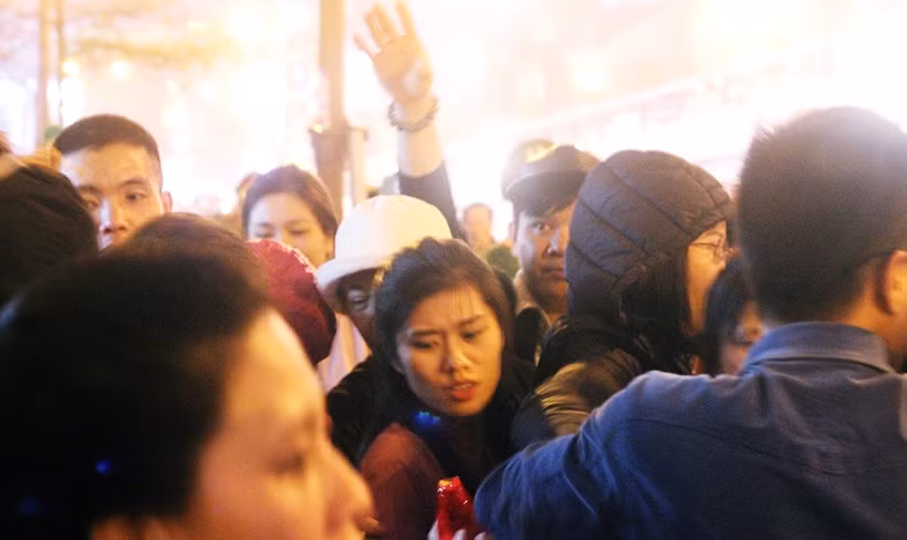 Lực lượng chức năng làm nhiệm vụ tại khu vực cũng nhắc nhở người dân giữ trật tự, xếp hàng để lần lượt nhận phần lộc của mình nhưng không ăn thua.