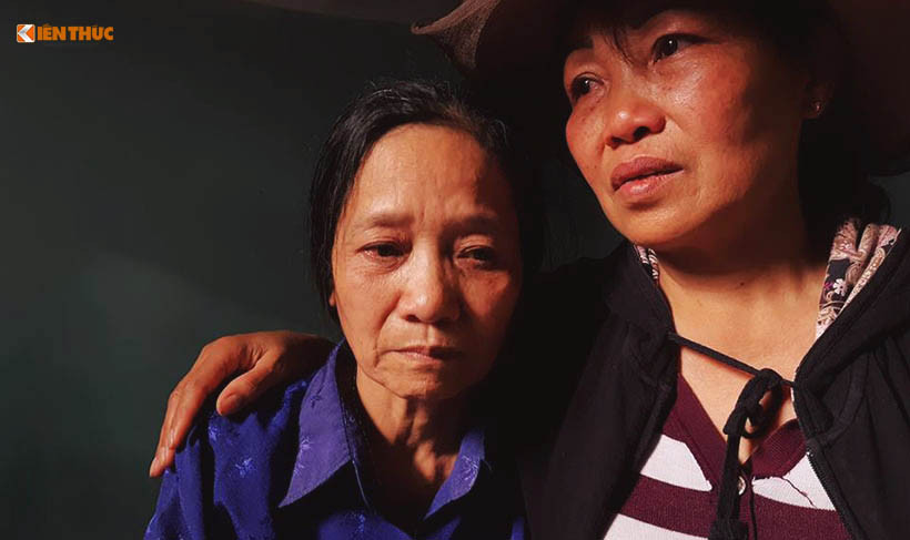 Trong nhà, mẹ của Thiếu úy Quý (áo xanh) khóc cạn nước mắt, bà suy sụp hẳn và phải nhờ tới sự chăm sóc của người thân. Trong sâu thẳm, bà vẫn chưa tin con trai mình đã ra đi mãi mãi, thỉnh thoảng bà gọi tên con trong nước mắt vô vọng.