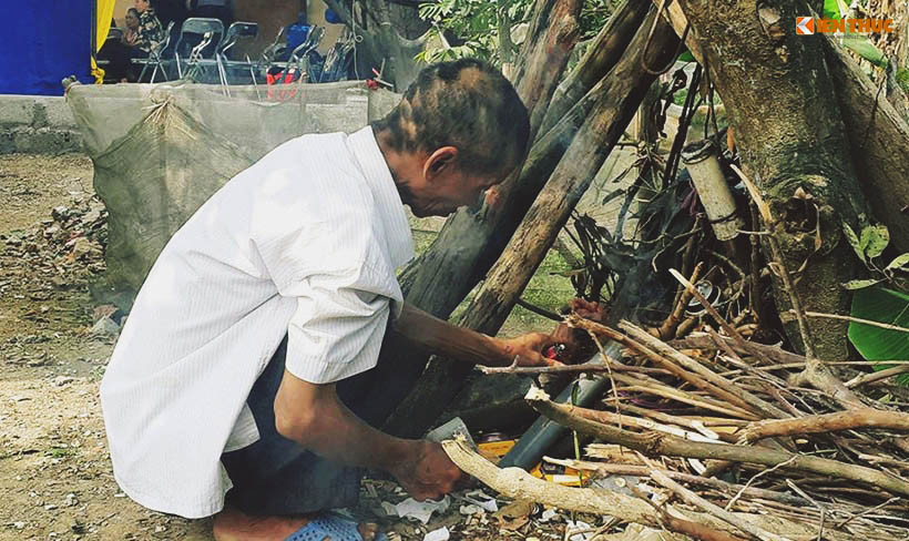 Thiếu úy Quý mất đi để lại bố mẹ già không biết nương tựa vào ai. Do bị bệnh thần kinh, nên trong đám tang của con, bố của Thiếu úy Quý không thể cảm nhận được sự mất mát lớn lao, ông thỉnh thoảng đi đi, lại lại quanh trong sân nhà, ngoài vườn, nói cười hoặc làm những việc vô ý thức… khiến những người đến thăm viếng ai trông thấy cũng nghẹn ngào, không kìm được nước mắt.