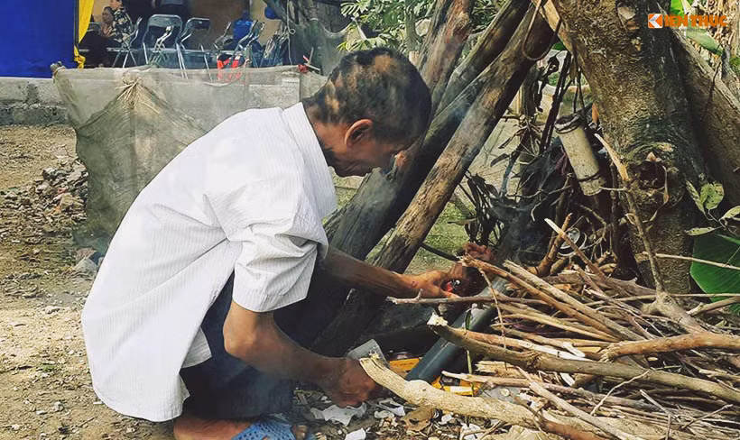 Thiếu úy Quý mất đi để lại bố mẹ già không biết nương tựa vào ai. Do bị bệnh thần kinh, nên trong đám tang của con, bố của Thiếu úy Quý không thể cảm nhận được sự mất mát lớn lao, ông thỉnh thoảng đi đi, lại lại quanh trong sân nhà, ngoài vườn, nói cười hoặc làm những việc vô ý thức… khiến những người đến thăm viếng ai trông thấy cũng nghẹn ngào, không kìm được nước mắt.