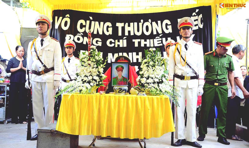 Cách đây 3 năm, Thiếu úy Quý gói ghém đồ đạc rời vùng quê nghèo vào Gia Lai nhận nhiệm vụ. Anh là con trai duy nhất trong nhà. Thời điểm rời xa gia đình nhận công tác, ở nhà chỉ còn bố mẹ già ốm đau bệnh tật trong căn nhà cấp bốn xập xệ, rau cháo nuôi nhau qua ngày (bố là ông Bùi Công Hoan, bị mắc bệnh thần kinh; mẹ là bà Trần Thị Chinh).