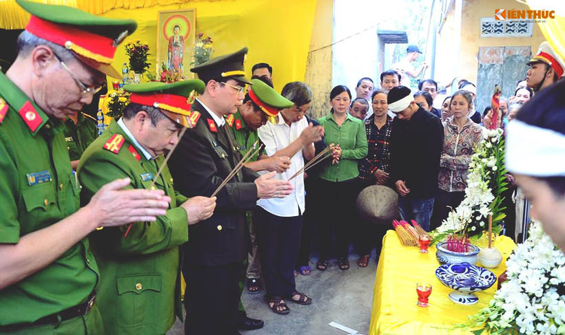 Giây phút đồng đội tiễn biệt cảnh sát trẻ về với đất mẹ.