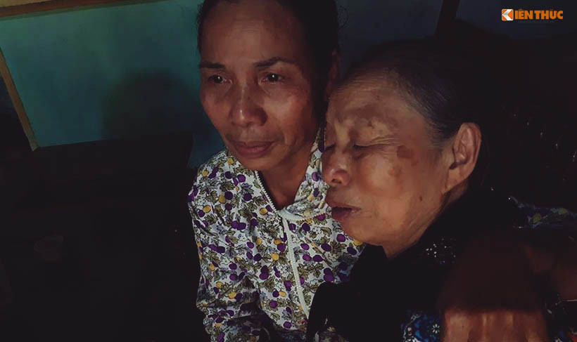 Hàng xóm biết tin cảnh sát trẻ hi sinh vì nhiệm vụ, nhiều người đã bỏ công việc nhà đến thăm hỏi, động viên, chia sẻ với gia đình anh.