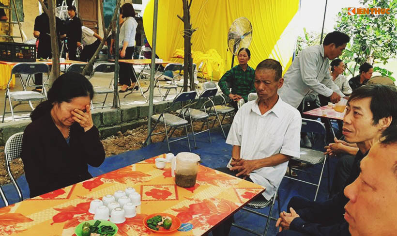 Ai nấy cũng xót xa, tiếc thương vô hạn trước sự hi sinh của Thiếu úy Quý.