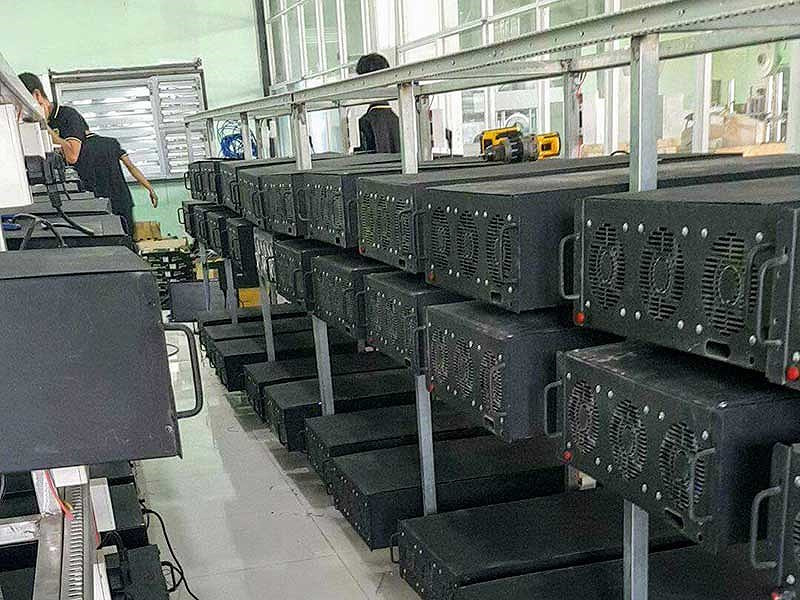 Máy đào tiền ảo tại một “chuồng trâu”. Ảnh: QH