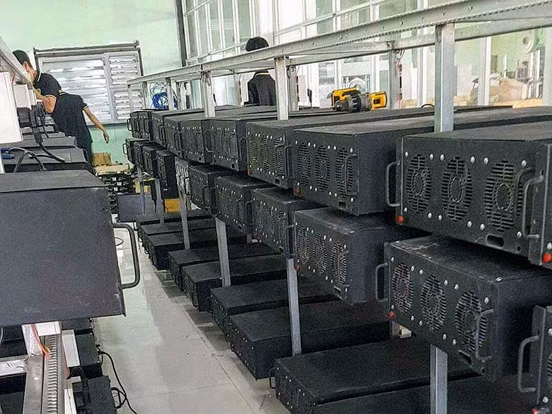 Máy đào tiền ảo tại một “chuồng trâu”. Ảnh: QH