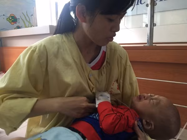 Bé Hải Đăng phải gánh chịu nỗi đau khi mới vài tháng tuổi