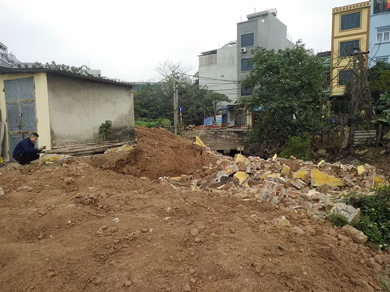 Ngôi mộ chôn tập thể 60 cán bộ, nhân dân hy sinh trong cuộc kháng chiến chống thực dân Pháp ngổn ngang đất, gạch vỡ vụn.