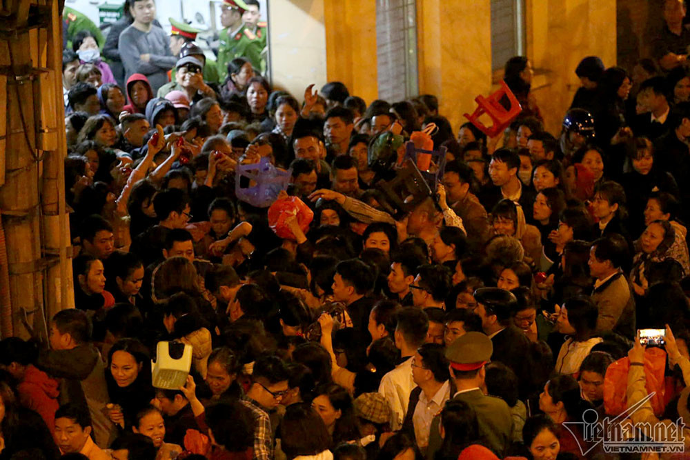 Chen lấn, xô đẩy để xin lộc chùa