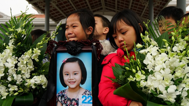 Nước mắt tuôn rơi trong đám tang của bé Hải An