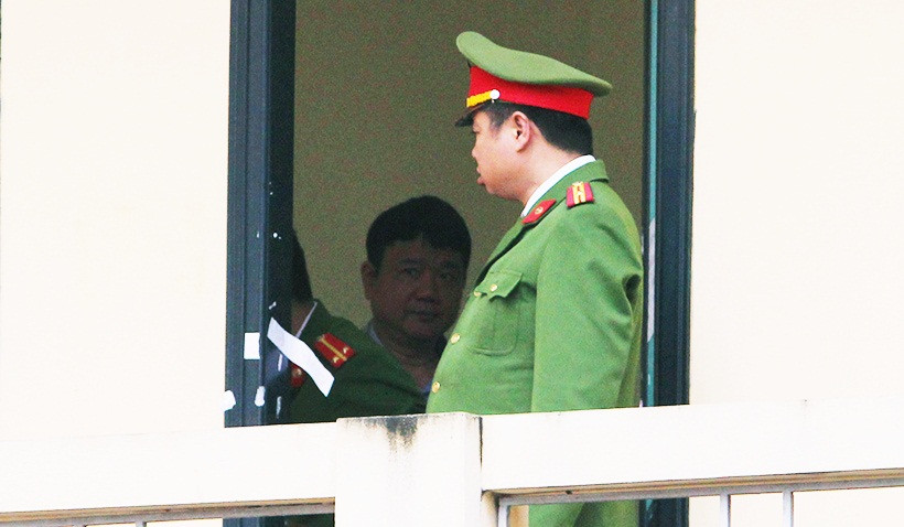 Được dẫn giải đến phiên xử hôm nay, ông Đinh La Thăng mặc chiếc áo khoác màu nâu. Cảnh sát nhanh chóng dẫn giải ông Thăng vào bên trong phòng xét xử.