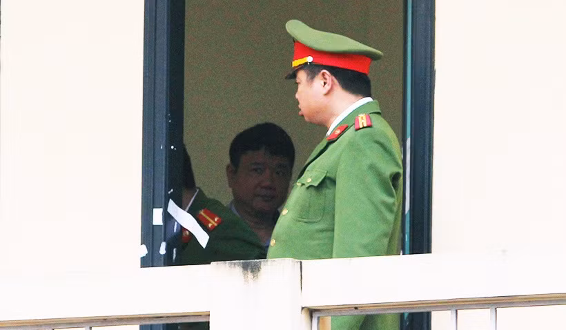 Được dẫn giải đến phiên xử hôm nay, ông Đinh La Thăng mặc chiếc áo khoác màu nâu. Cảnh sát nhanh chóng dẫn giải ông Thăng vào bên trong phòng xét xử.