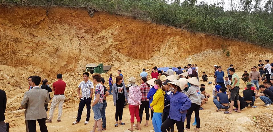 Nhiều người dân tập trung nhau đến xem vụ việc rất đông.