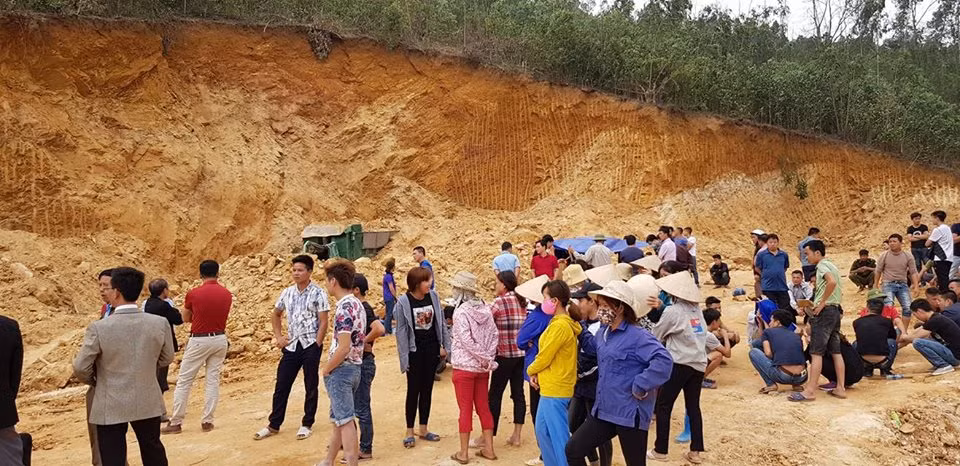 Nhiều người dân tập trung nhau đến xem vụ việc rất đông.