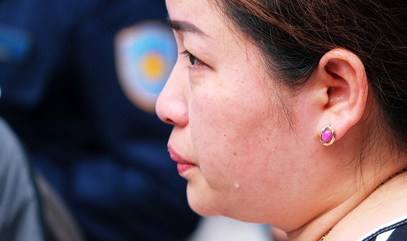 Mẹ của tân binh Vũ Quốc Sáng (22 tuổi, ở Khâm Thiên, nhập ngũ sư đoàn 2) không khỏi xúc động, rơi nước mắt khi tiễn biệt con lên đường nhập ngũ. "Cháu Sáng là con thứ 2 trong nhà, cháu đang học Đại học nhưng vẫn vui vẻ lên đường làm nhiệm vụ. Tôi vui vì thấy con được đứng trong hàng ngũ quân nhân, dù rất thương con vì đây là lần đầu tiên xa bố mẹ, nhưng tôi vẫn mong con sớm hoàn thành nhiệm vụ để trở về nhà", mẹ của tân binh Sáng chia sẻ.