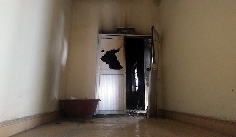 Ghi nhận của Kiến Thức tại hiện trường vụ cháy chung cư ở Mỹ Đình, nhiều chỗ mảng tường đã có dấu hiệu bong tróc, cũng không được sửa chữa.