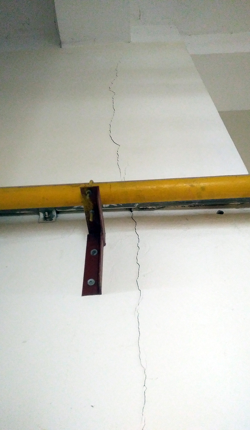 Trên tường tầng 19 tòa chung cư khu đô thị Mỹ Đình 1 xuất hiện nhiều vết nứt chạy dài.