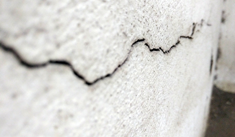 Ở một số chỗ, các vết rạn nứt ở chung cư bị cháy ngày càng lan rộng.