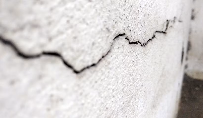 Ở một số chỗ, các vết rạn nứt ở chung cư bị cháy ngày càng lan rộng.