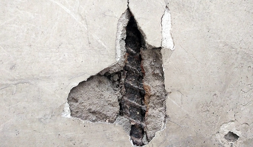 Tường lan can bị bung hỏng.