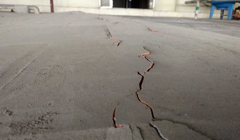 Hoặc gạch nền bị rạn nứt, bật tung lồi hẳn lên trên.