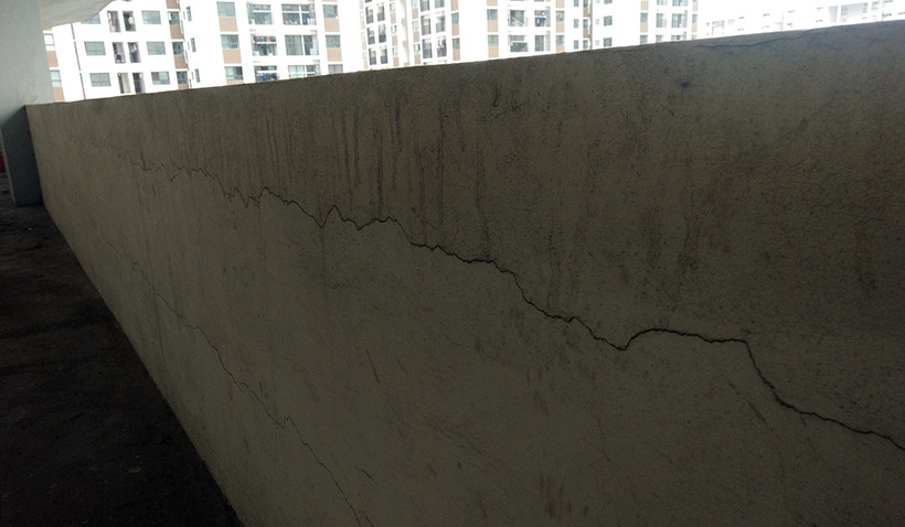 Trong khi đó, ở những bức tường lan can bên ngoài cũng bị rạn nứt, có dấu hiệu hư hỏng.